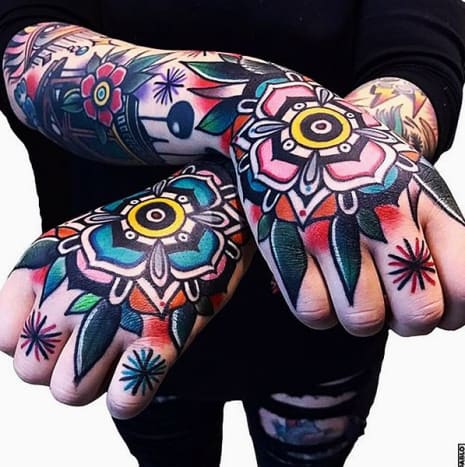 Ezek a színes tetoválások túlcsordultak a közösségi médiában. Mert őszintén szólva hihetetlenül jól vannak kivitelezve.