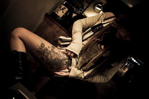 Fiatal prostituált egy bárban, amelyen lábon látható a tetoválás - 2009