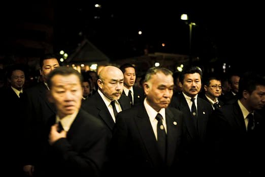 A különböző családok tagjai tiszteletüket teszik a Miyamoto -san temetési szertartáson - 2010