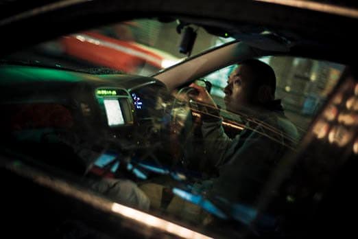 Családi sofőr arra vár, hogy főnöke belépjen az autóba - 2009