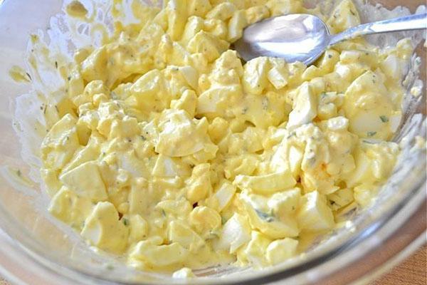 pomiješajte jaja s majonezom