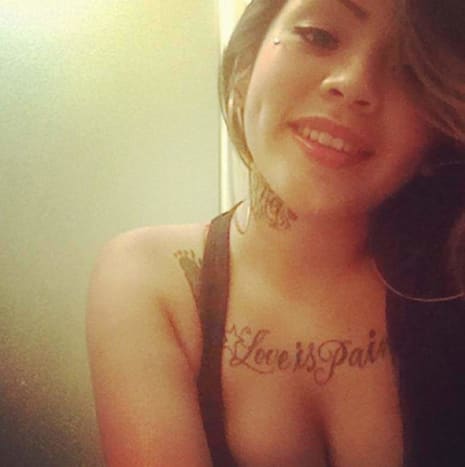 Foto via PoncePonce er en gåte, og det er tydelig på veiene hun har valgt i livet, inkludert tatoveringene hennes med hennes mest beryktede blekk på brystet - den ene leser 