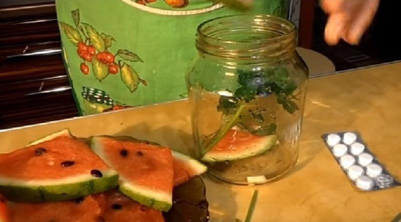 vul de potten met watermeloenen