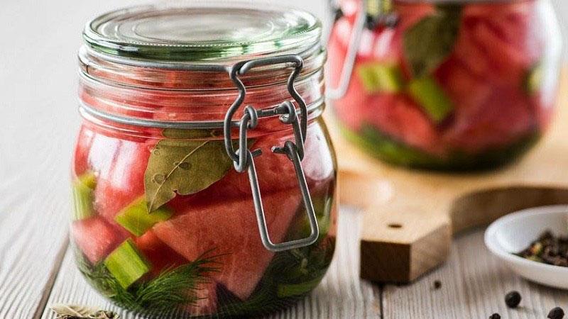 recepten voor watermeloenen voor de winter in potten met kruiden