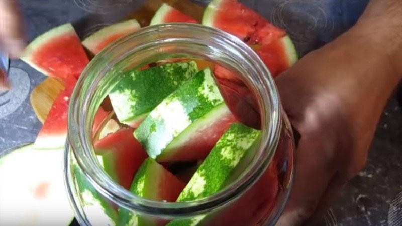 doe stukjes watermeloen in potten