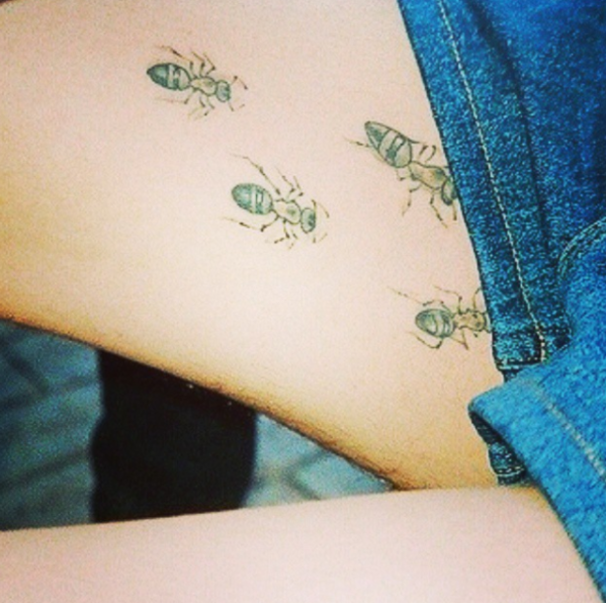 maur-tatoveringer på låret