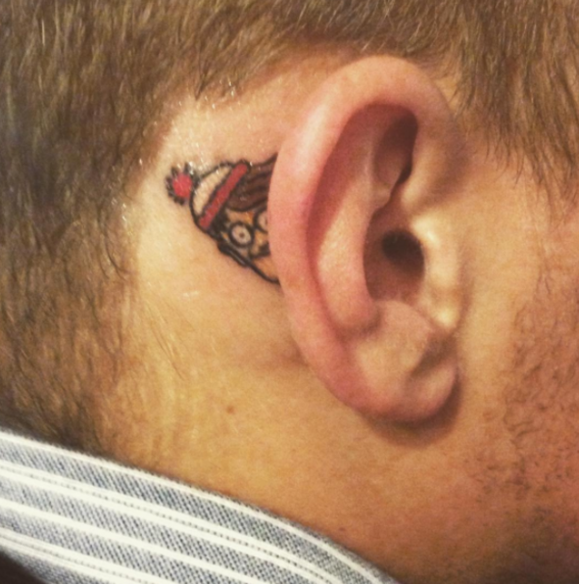 hvor-waldo-tatto-bak-øret