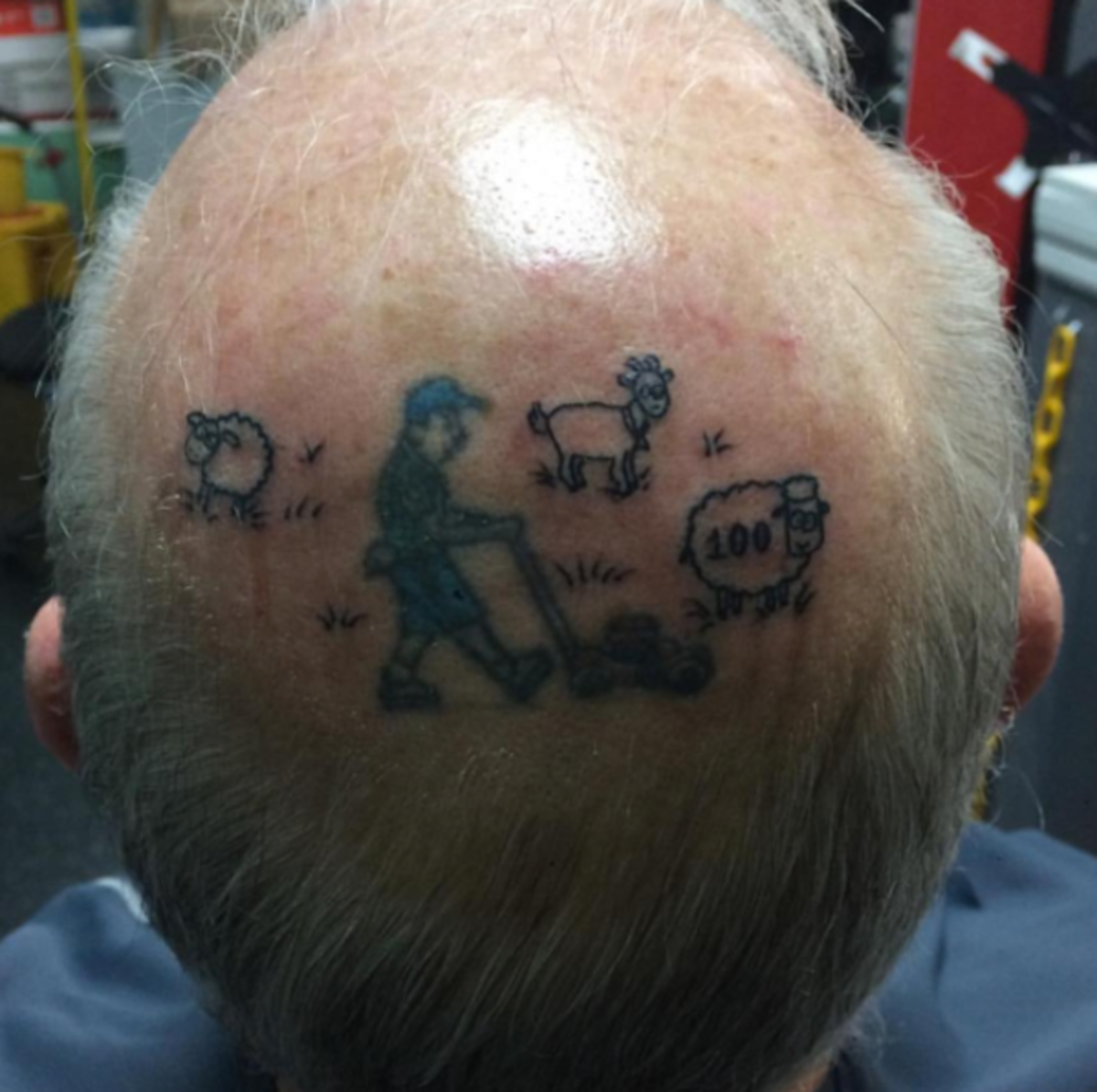 skallet-mann-med-tatovering-på-hodet