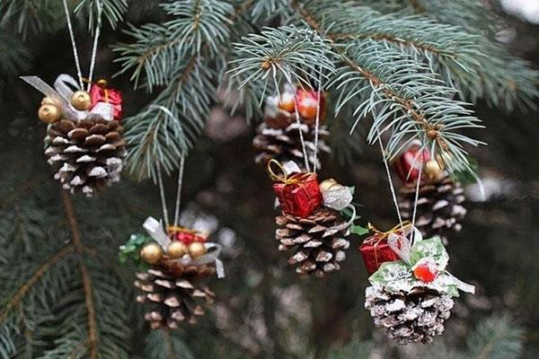 versier de kerstboom met dennenappel speelgoed