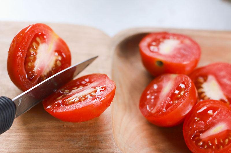 operite i nasjeckajte rajčice