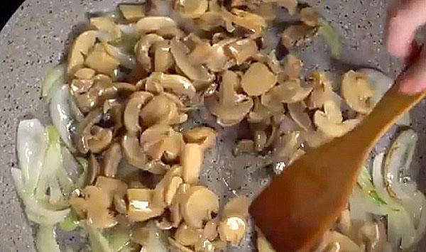 champignons bakken met ui