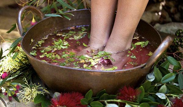 voetenbad van gentiaanwortel en eikenschors