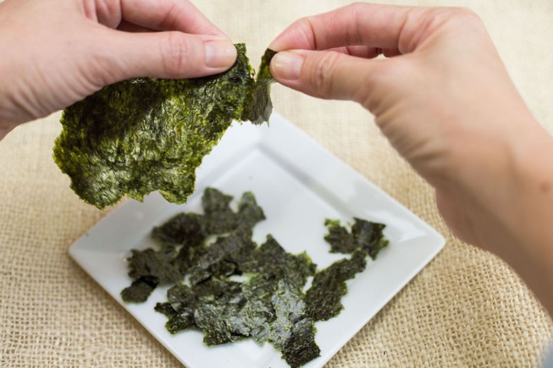 drobljenje suhih listova alge