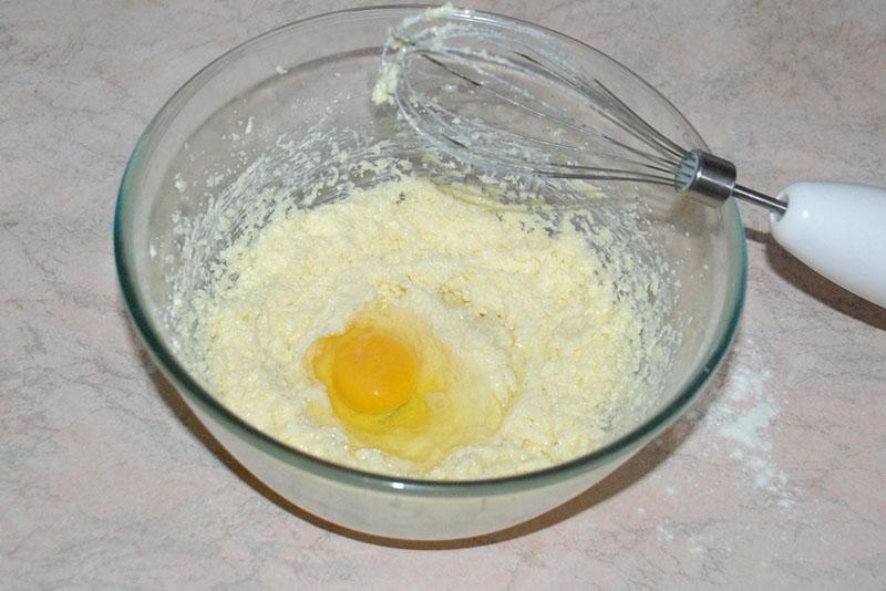 istucite maslac sa jajetom i šećerom u prahu
