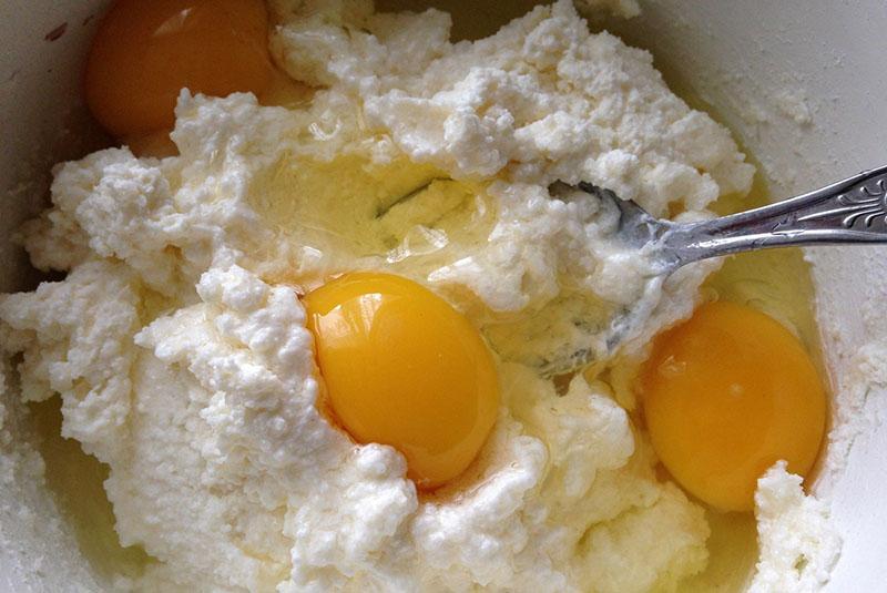 umutiti svježi sir s jajima i šećerom