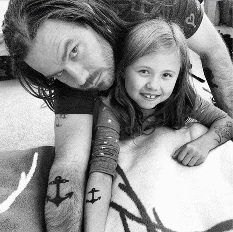 הנה כריס עם אחייניתו וקעקועי העוגן התואמים שלהם.