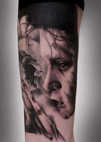 Se på smerten i Depps øyne i denne tatoveringen.