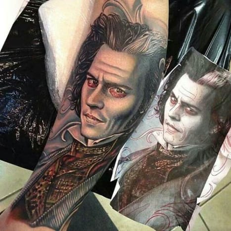 En av de mest grufulle figurene fremstilt av Depp, Sweeney Todd, gir en nydelig tatovering.