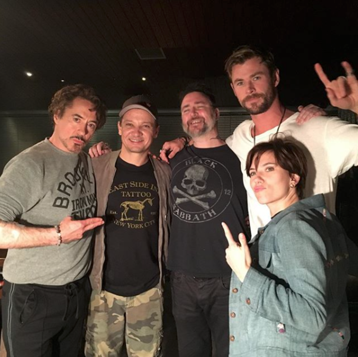 Balról jobbra: Robert Downey Jr., Jeremy Renner, Josh Lord, Chris Hemsworth és Scarlett Johansson