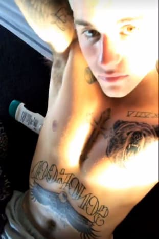 Justin Bieber most üvöltő grizzly medvét és mellét sikoltozó sasot tett fel a tetoválás kollekciójába. Bieber új medve -tetoválása a mellkasának jobb oldalán található, nagy keresztje és római szám tetoválása között, a sas tetoválás pedig hasának teljes szélességében, a „Cél” és az „Isten Fia” forgatókönyvei között helyezkedik el. Mindkét állat fekete és szürke színben készült, és nyilvánvalóan egy ügyes, finom kezű tetoválóművész munkája.