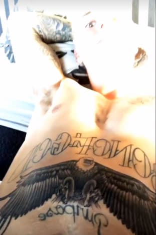Bieber sas-tetoválását, lendületes, kinyújtott szárnyaival, már összehasonlították Isis Rihanna egyiptomi istennő feltűnő mell alatti tetoválásával, amelyet 2012-ben mutattak be, és Lena Dunham követte a „cinege csillár” tetoválást. alig pár hete, de sejtjük, hogy jobban szeretné, ha Chris Brown harci repülőgép-tetoválásához hasonlítanák, majdnem ugyanazon a helyen a hasán.