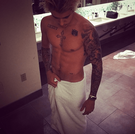 Den lille flekken av en måke på Biebers venstre hofte var hans første tatovering, gjort tilbake i 2010. På motsatt side av det, på høyre hofte, tatoverte Bang Bang ordet