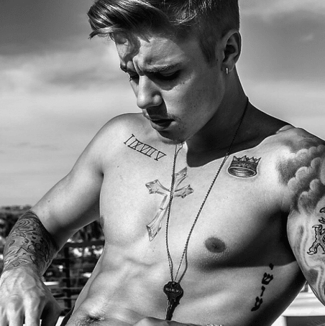 Justin 2014 januárjában keresztet tetovált a mellkasa közepére.