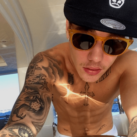 Bieber 2013 -ban készítette el a tigris tetoválását Daniel Grunditz művésznél, miközben Svédországban tartózkodott.