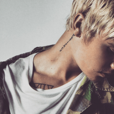 2014 áprilisában Bieber tetovált