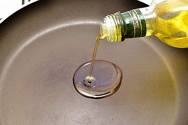 ulijte suncokretovo ulje u tavu