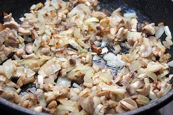 champignons bakken met ui