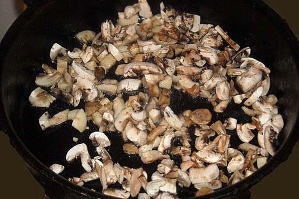 champignons bakken in een pan