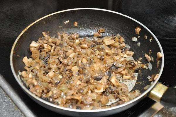 stoofpot champignons met uien