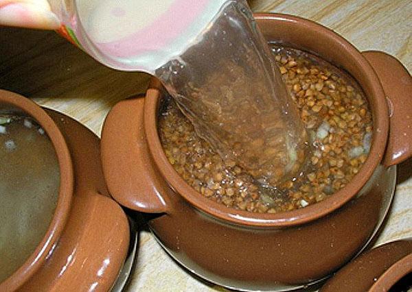 vul de potten met boekweit en champignons