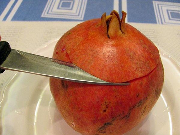 snijd de granaatappelschil voorzichtig af