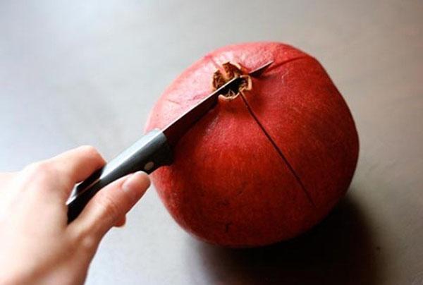 snijd de kroon van de granaatappel