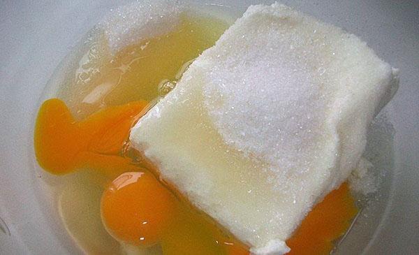 pomiješajte svježi sir sa šećerom i jajima
