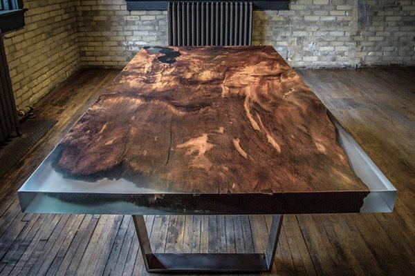 tafel gemaakt van hout en epoxyhars