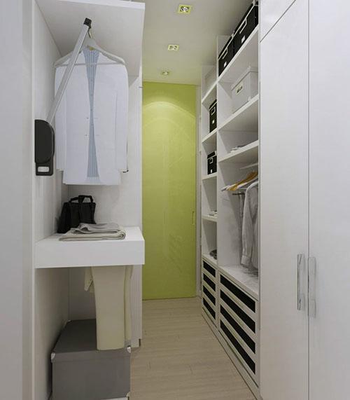 kleine kleedkamer in lichte kleuren
