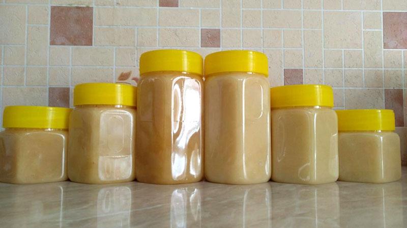 opslag van witte honing in potten