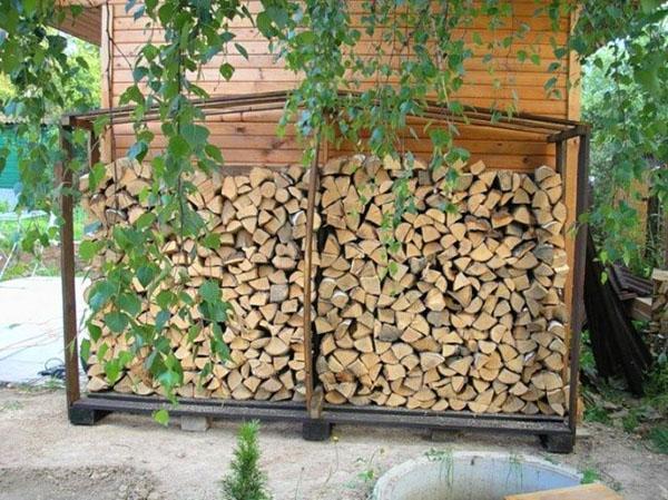 aangebouwde houtschuur