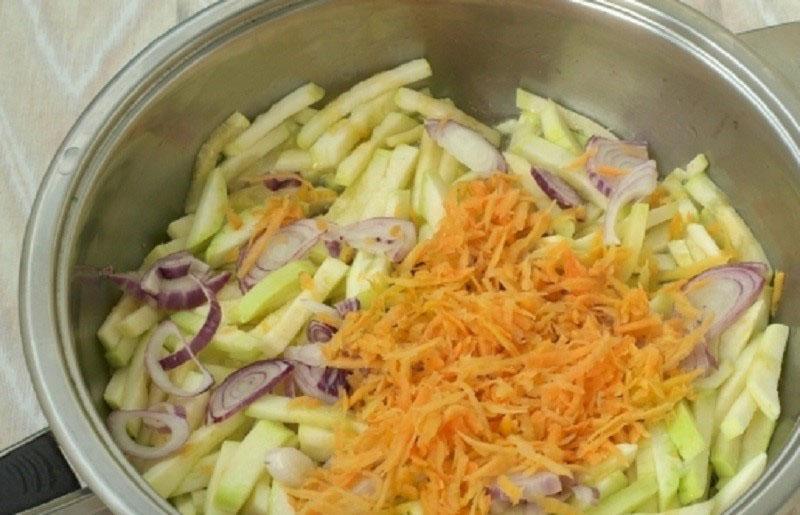 bak de courgette met wortel en ui