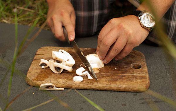 champignons in borden snijden