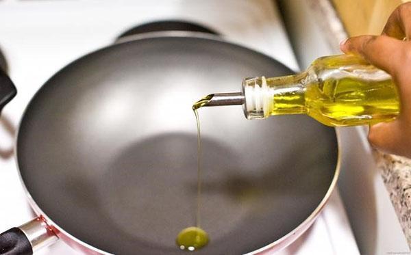 ulijte biljno ulje u tavu