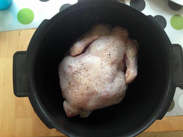 stavite piletinu u zdjelu za kuhanje