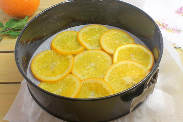 leg sinaasappels op de bodem van de vorm