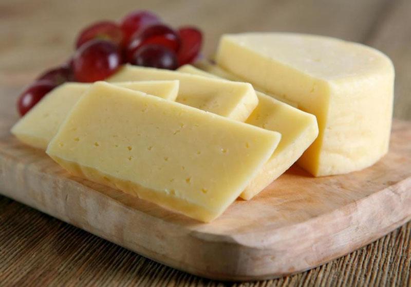 narežite sir na ploške
