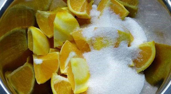 gehakte sinaasappel bestrooi met suiker