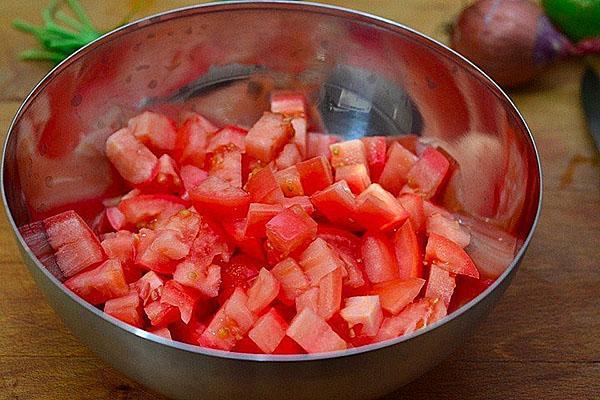 snij de gepelde tomaten in blokjes
