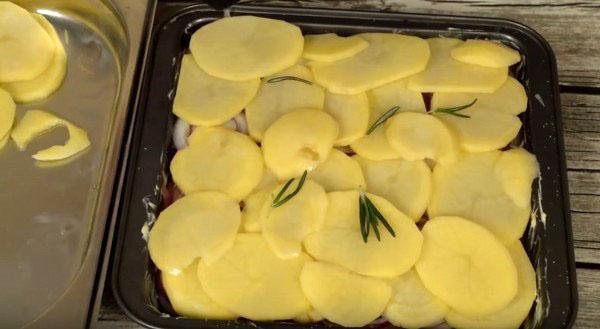 leg aardappelen en kruiden neer